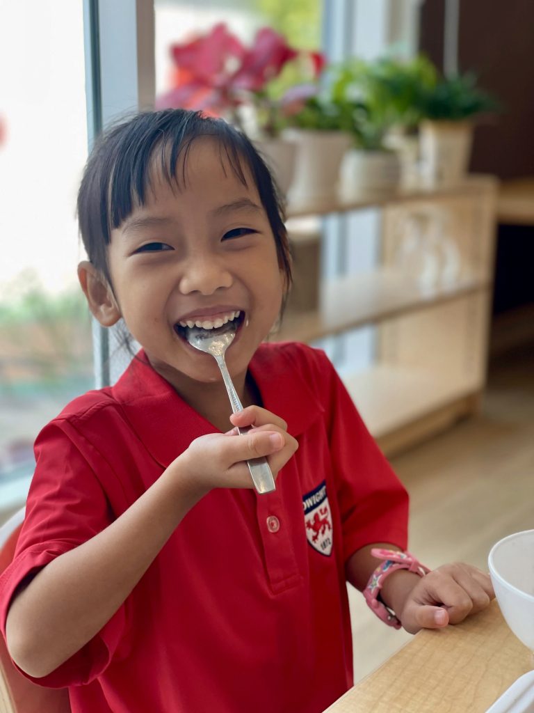 Dwight London photo of cafe